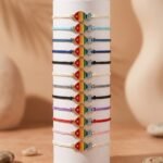 12’li Kampanyalı Bileklik Seti – Renkli İpli ve Mineli Balık Charmlı (12 Hediye Paketi Dahil)